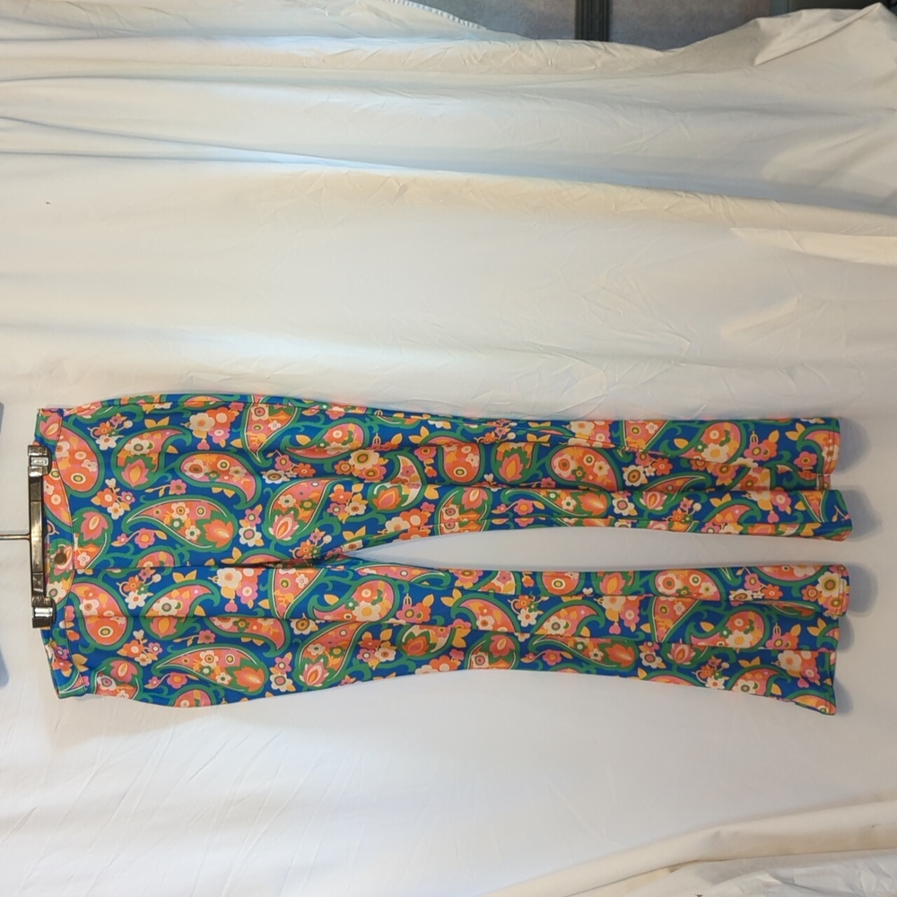 Boho bell bottoms in mod paisley print.  Size Large